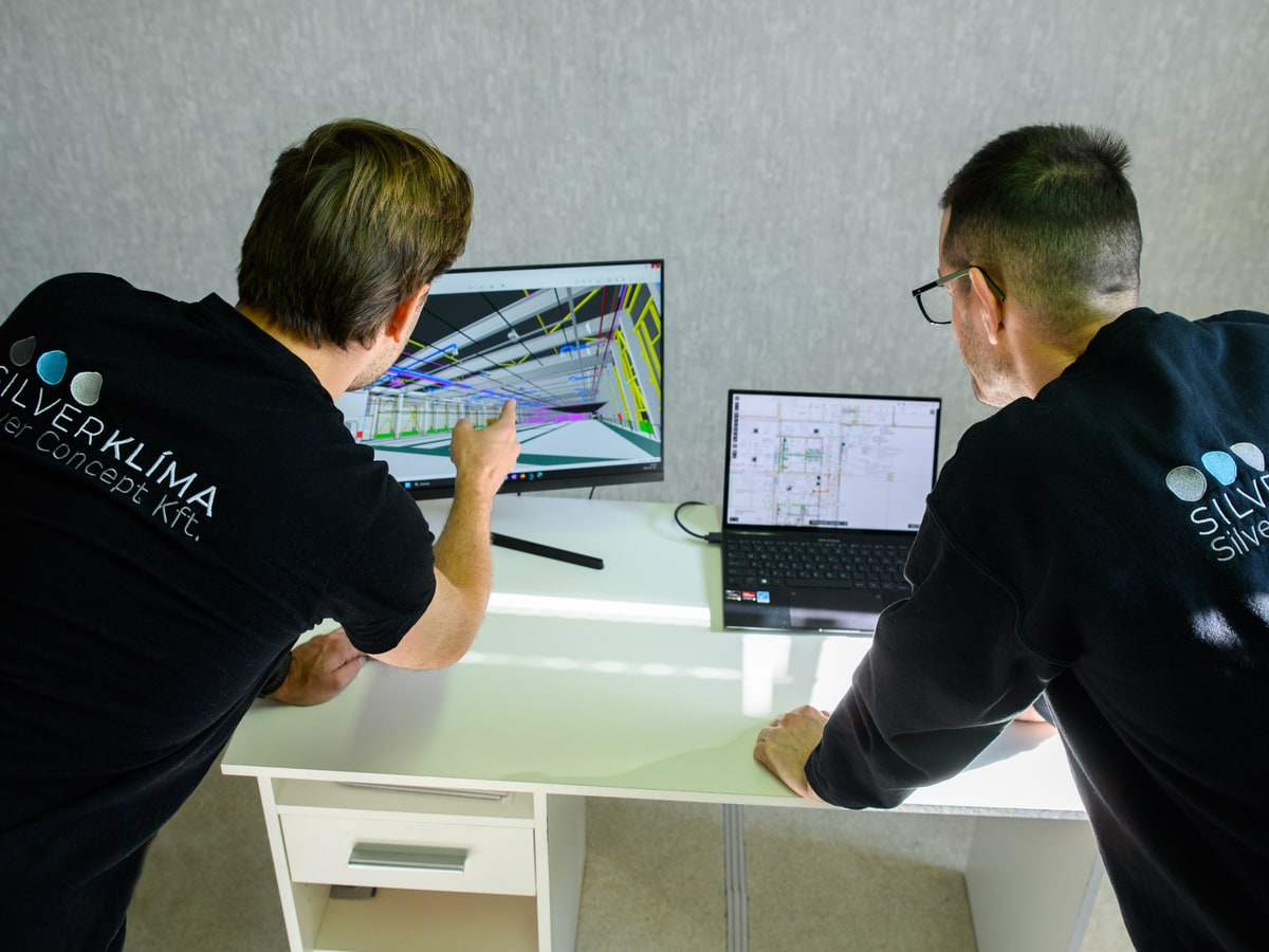 Silver Concept mérnökei tervet elemeznek